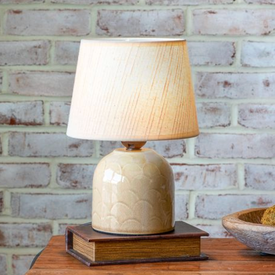Beige Scallop Pattern Table Lamp
